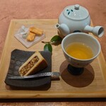 一笑 - ○「加賀ほうじ茶」
/○「季節の菓子」
            