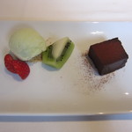 カンブーザ - ２０００円コースのデザート。一口サイズの生チョコに、ほんのちょこっとシャーベット。