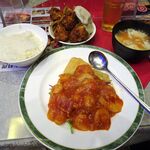 四川厨房 随苑 - エビチリ定食750円（ランチは、鶏唐揚げ４個、炒飯ほかは食べ放題）