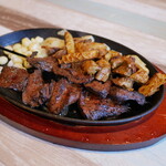 ペルー料理 リマ18 - Anticuchos(2palitos)+Rachi+mollejitas（牛ハツの串焼き（2本）＋モツ＋砂肝）