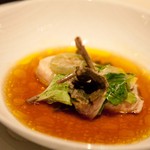 SANKARA HOTEL&SPA 屋久島 - 魚料理／
      安房沖黒アラのコンフィ
      麦生、和田農園、柚子のブイヨン仕立て
      山野草（長命草、ハンダマ、つわ草）