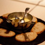 SANKARA HOTEL&SPA 屋久島 - チーズを溶かしてバゲットとともに