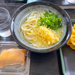 富士見うどん - 温かいかけうどんに、野菜かき揚げ&お稲荷さん
            合わせて470円　うどんはなんと270円！