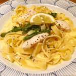 鎌倉パスタ - 蒸し鶏とグリーンアスパラのレモンクリームパスタ（フィットチーネ）