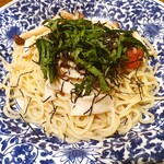 鎌倉パスタ - 梅肉ときのこのオイルパスタ大葉風味