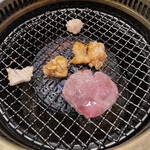 焼き肉 ホルモン まる金 - 少しづつ焼く