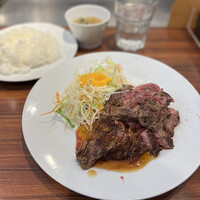 キャトルラパン 北梅田 - 平日限定　ステーキランチ1枚半¥1100。