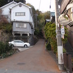 淘心庵 米屋 - 表の道路から細道に入ります。