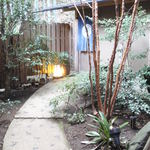 淘心庵 米屋 - 露天風呂までの小路。雨の日用に傘も置かれています。