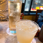 Yonchome Cafe - 【2022年04月】手前はソルティドッグ＠600円、奥はモスコミュール＠600円、提供時。