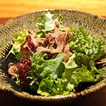神楽坂 鉄板焼 中むら - 神戸牛の時雨煮と新鮮な野菜サラダ