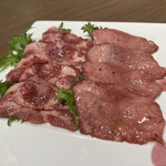 焼肉あきら - 黒タン2種盛り合わせ
      タンシタ、上タン塩