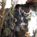 淘心庵 米屋 - 玄関横の滝です。