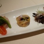 スーツァンレストラン 陳 - 2013.02 前菜の盛り合わせ。棒棒鶏、桜鯛のマリネ、チャキダケ（チャキ茸って何なのかは不明）