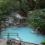 渓流に湧く林間の露天風呂、緑渓湯苑。