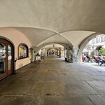 Caffè Bruno - ヴォールト天井の大きな柱廊と厚く重たい石板を並べた歩道