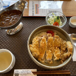 駅の見えるレストラン&カフェ KOERU - カツ丼風ジャンボなカツカレー