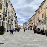 Caffè Bruno - Piazza Galimberti に車を停めて