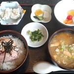 味富 - 料理写真:エビマヨネギトロ丼( 750円也) 中華料理屋なのに‥