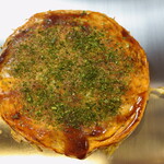 Kyabetsu Batake - ”広島お好み焼き　ミックス　そばいり”のTopView、少し重たそうに感じますが、中は野菜がタップリです。