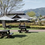 ミート工房かわば - 後ろには雪をかぶった山々