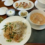 老孫家 - シャキシャキもやしに細麺がGOOD！　　　　　
            そして、ワンタンめちゃうま！餃子は間違いなし