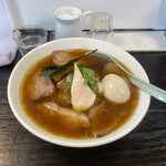 Karuizawa Chuukasoba Muni - 鳥チャーシュー。トラディショナルチャーシュー。味玉。材木メンマ。麺。スープ。申し分なし。旨味の濃いスープ。飲み干しそうになる！！我慢！！