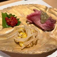 純和牛焼肉 無限亭。 - 前菜(チャンジャ、もやしナムル、ローストビーフ)