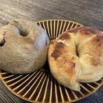 そらとくもと - 左：抹茶＋白みそあん＋クリームチーズ、右：シナモン＋クリームチーズ