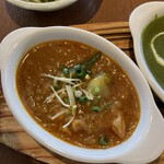 Ganesｈa Ghar - 日替わりカレー　オクラとチキン