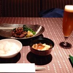 瀬里奈 - 徳島県産の地鶏・阿波尾鶏の炭火焼きと魚沼産コシヒカリご飯、なめこ入りのお味噌汁、醸造家の夢のビール・プレミアムモルツのマスターズドリームです。