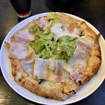 Pizzeria Alto Palazzo - 本日のピッツァ(¥1,680): ｲﾀﾘｱ産ﾊﾟﾝﾁｪｯﾀｺｯﾀとﾘｺｯﾀﾁｰｽﾞとｻﾗﾀﾞ