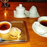 瀬里奈 - 食後のデザートのクレームブリュレと、紅茶です。クレームブリュレには、黒蜜がかかったきな粉味のアイスクリームがサンドしてあるクッキーシューが添えてあります。