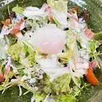 カリカリベーコンと温泉卵のサラダ