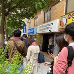 #カツ丼は人を幸せにする 日本橋本店 - お店前に並ぶ長蛇の列