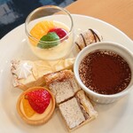 bufferesutoranariake - 左上からフロマージュブランのムース、シュークリーム、キャラメルチーズタルト、ティラミス、ベイクドチーズタルト、フルーツとマスカルポーネのタルト