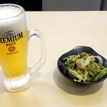 Tammen Gyouza Sakaba Issei - 生ビール：350円、お通しはサービス