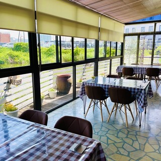 Lunch starts from 2000 yen ◆ Enjoy a blissful lunch in the sunroom facing the water ☆