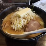 北海道ラーメン ロッキー秀 - 味噌ラーメンに野菜、バタートッピング