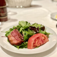 ウルフギャング・ステーキハウス シグニチャー - シーザーサラダ(チーズ抜き)シズリングベーコン添え