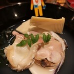 旬魚旬菜まるとび - ☆蛤＆北寄貝の椀物
      蛤って良い味ですよね、PINKの北寄貝で、見た目も可愛いぃ～(*ˊᵕˋ*)੭ ੈ