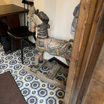 ブーランジェリー ボネダンヌ - この床のタイルと木馬。好み。