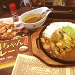 CoCo壱番屋 - 期間限定だけど、なかなか良いですね！鶏ちゃんにしっかり味が付いてて柔らかい。
            鉄板で焼くので、焼きカレーも楽しめちゃう♪
            800円とちょっと高めだから、いつもは食べられんな（笑）