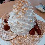 エッグスンシングス 湘南江の島店 - ストロベリーホイップクリームとマカダミアナッツ