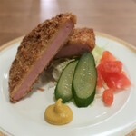 浅草洋食 クロモジ亭 - ちょい呑みセット（1.000円税込）のハムカツ。細かい衣でサクサク。