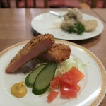 浅草洋食 クロモジ亭 - ちょい呑みセットのハムカツとポテトサラダ。