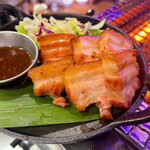 Charcoal-grilled pork belly (mu yan)