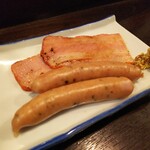 金町製麺 - ソーセージとベーコン
