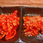 Yakiniku Sakaba Tomo Sankaku - 前菜はキムチ^ - ^左の大根はコリコリ旨し\(//∇//)\