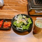 Yakiniku Sakaba Tomo Sankaku - 先付けセット完了\(//∇//)\